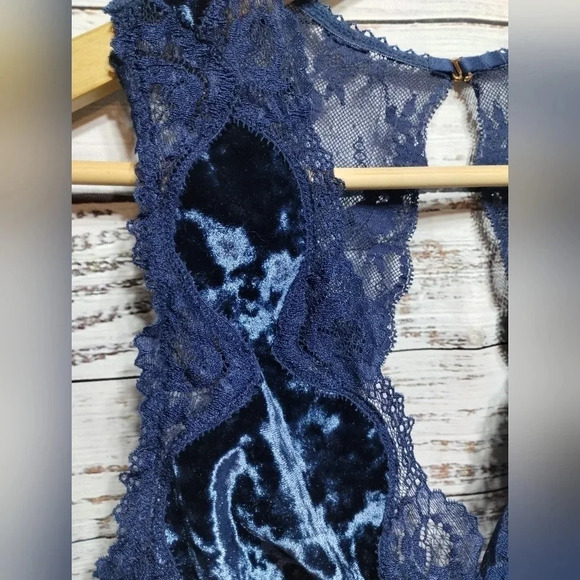 Victoria's Secret Dream Angels Blue Velvet Bralette size Medium Racerback Lace - Picture 6 of 9